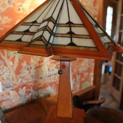 Arts and crafts style leaded glass table lamp