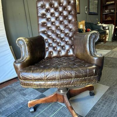 FAUX LEATHER DESK CHAIR ON WHEELS