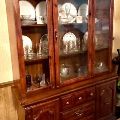 China Cabinet with interior lights for display