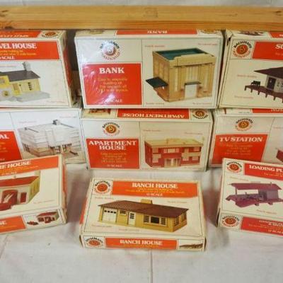 1068	LOT OF 6 BACHMAN PLASTICVILLE TRAIN HOUSES, O SCALE

