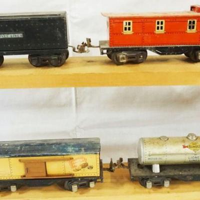 1040	LIONEL TRAIN CARS LOT OF 4 INCLUDING 1679, 168, 1682, 1689T
