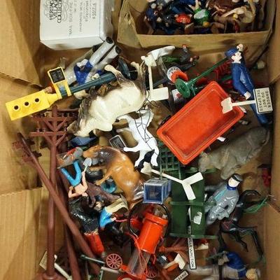 1133	LOT OF ASSORTED TOY TRAIN FIGURES & ACCESSORIES
