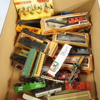 1131	HO GAUGE TRAIN CARS & ENGINE LOT INCLUDING TYCO, SOME PARTS/RESTORATION
