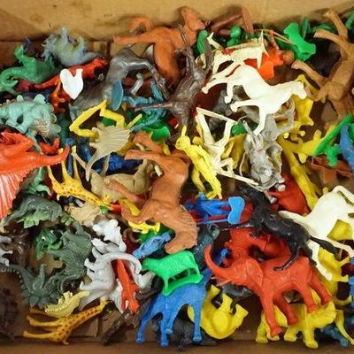 1134	LARGE LOT OF VINTAGE PLASTIC MOLDED TOY ANIMALS
