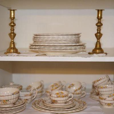 Spode Buttercup pattern with serving pieces