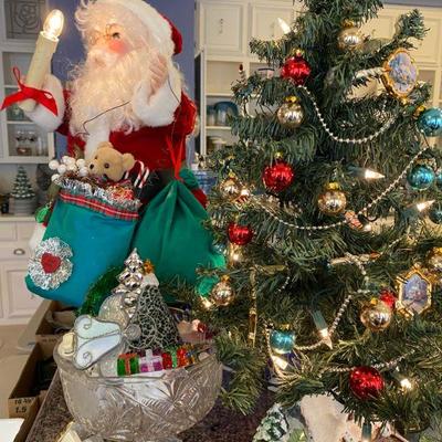 Thomas Kinkade Christmas Tree, Mechanical Santa 