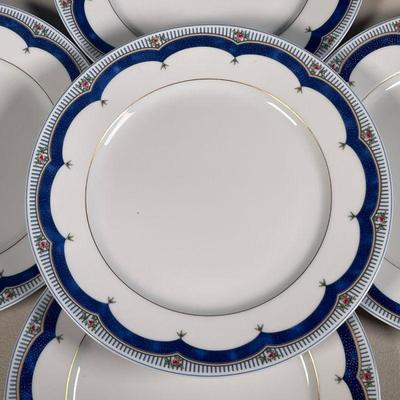 (9PC) SET HAVILAND LIMOGES PLATES | Set of 9 Haviland Limoges plates with cobalt blue and gilt border with pink floral decoration. - h. 1...