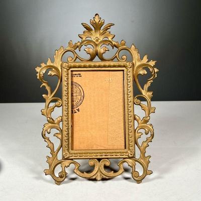 SCROLLWORK PICTURE FRAME | Gold painted cast metal frame (fits 4x6 photos) - l. 8 x h. 11.5 in
