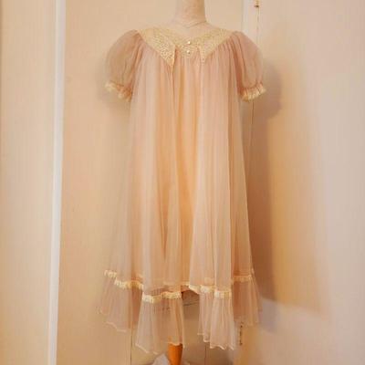 Sweet vintage peignoir set.