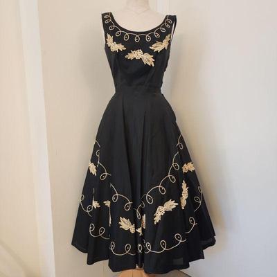 Beautiful swing dress with applique decoration.