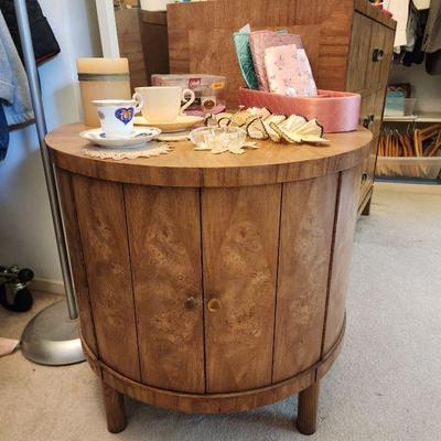 Burl veneer barrel table