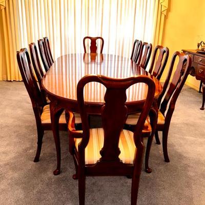 Gorgeous ðŸ¤© large dining table and chairs
