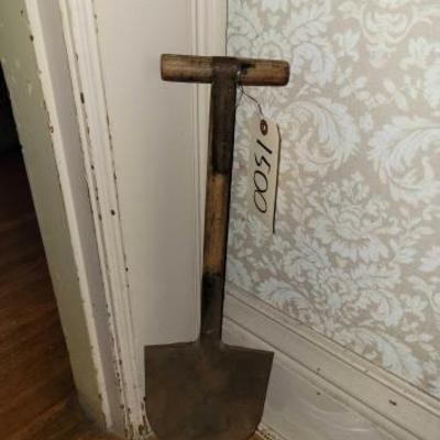 #1500 â€¢ Vintage Shovel
