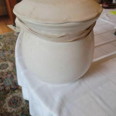 #1030 â€¢ Vintage Ceramic Dutch Oven Pot
