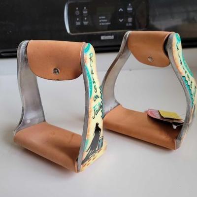 #178 â€¢ Showman Lightweight Angled Stirrups
