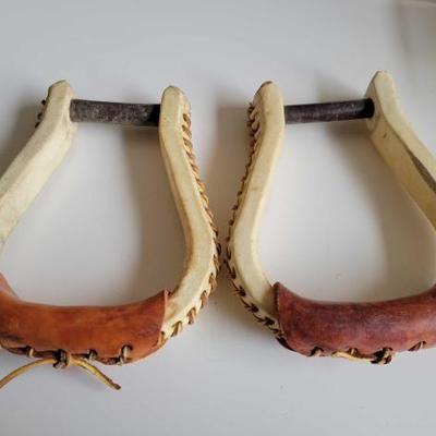 #176 â€¢ Showman Rawhide Stirrups
