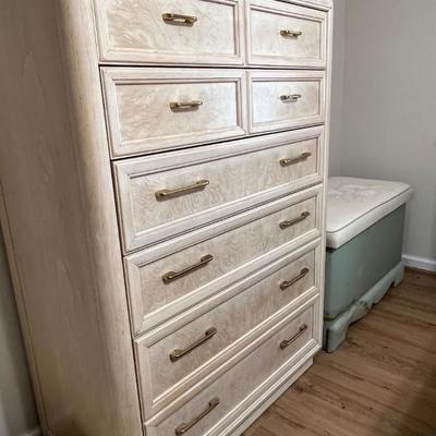 Contemporary chest of drawers