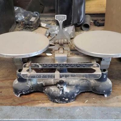 #1218 â€¢ Vintage Balance Scale
