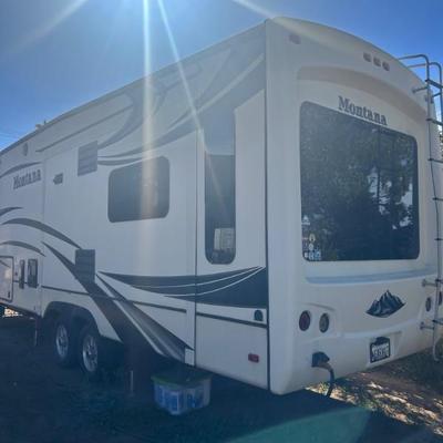 2013 Keystone Montana 35'.
Cooper tires.
Factory wired for generator. 
Pass through storage under bedroom.
Fireplace. 
Island in the...