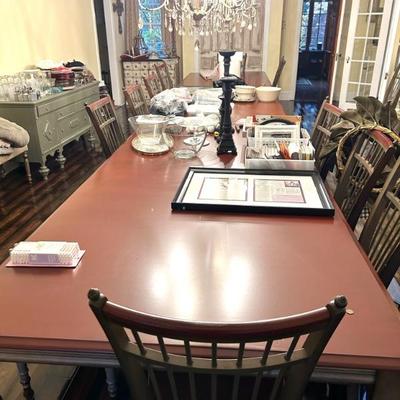 Dining room table with seating for 26 ! This table is 16 feet long w/4 ft leaves ( 2 x 24