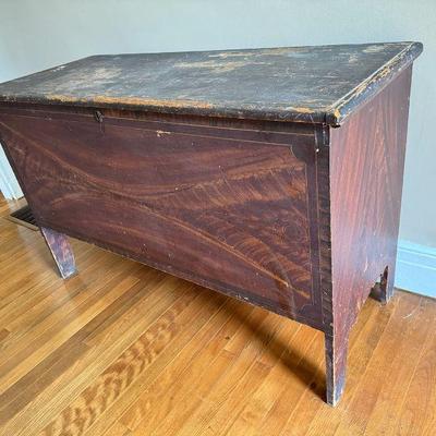 ANTIQUE GRAIN PAINT DECORATED PINE BLANKET CHEST WITH BOOTJACK ENDS
