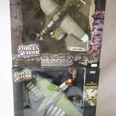 1131	FORCES OF VALOR WWII 1:32 DIECAST METAL TOYS PLANES 2 US P-51 D MUSTANG & US P-39Q

