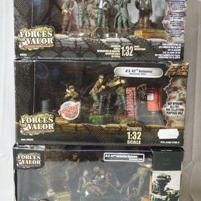 1091	FORCES OF VALOR WWII 1:32 DIECAST METAL TOYS LOT OF 3 SOLDIERS
