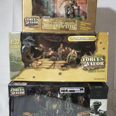 1092	FORCES OF VALOR WWII 1:32 DIECAST METAL TOYS LOT OF 3 SOLDIERS
