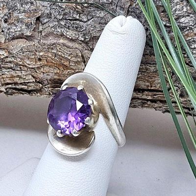 Lovely Round Amethyst Ring Sitting in a Bed of Solid Sterling Silver - Ring Size 5.5 - Total Weight 8.2g