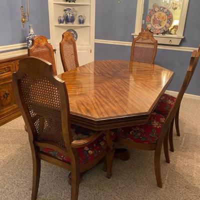 Bernhardt table and six chairs with leaves