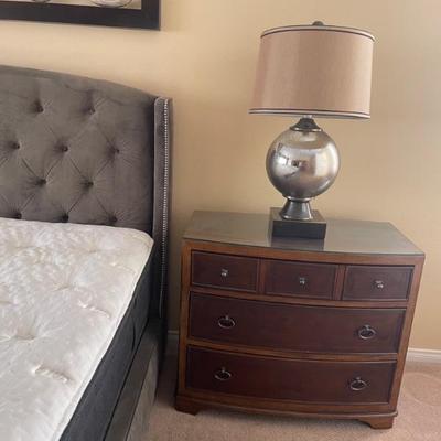 2 nightstands
