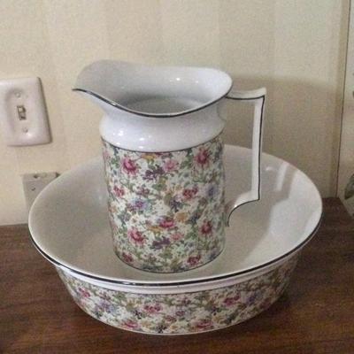 Bow and pitcher wash set with rose decorations
