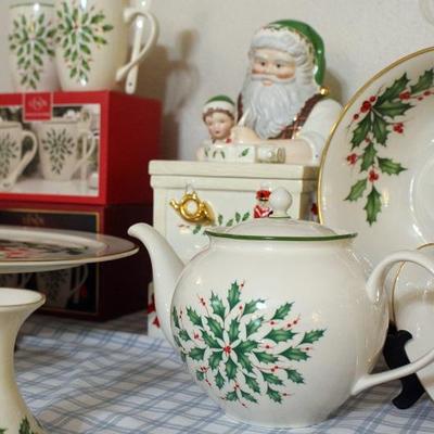 Christmas tea pots
