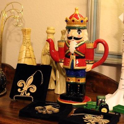 Nut cracker tea pot