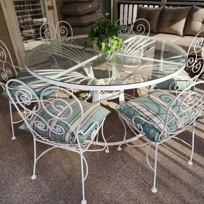 Beautiful vintage outdoor patio set with 6 chairs!
