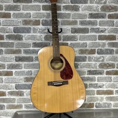 Yamaha FX325 Acoustic Guitar on Stand