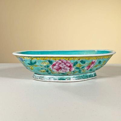 CHINESE EXPORT LOW BOWL | Decorated with flowers. - l. 12 x w. 8 x h. 3 in
