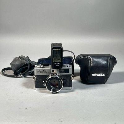 MINOLTA HI-MATIC 7S II | 35mm film camera with Minolta Rokkor lens in a black leather cover. - l. 5 in
