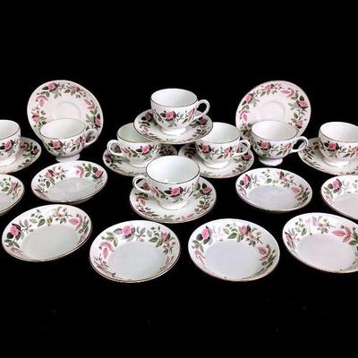 JETH900 Wedgewood Hathaway Rose Teacups & Dessert Bowls	Bone China made in England in the Hathaway Rose pattern
