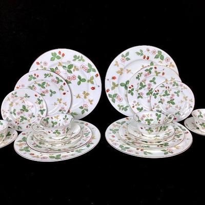 VIMY915 Wedgewood Wild Strawberry Dishes	Service for four, bone china made in England
