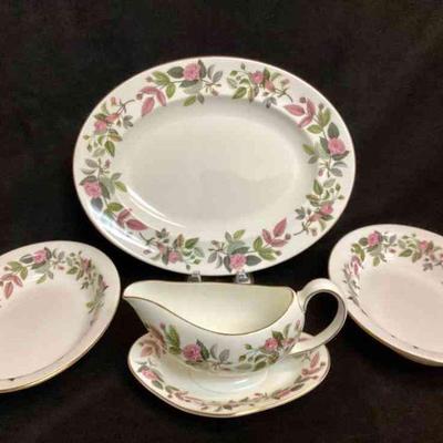 JETH939 Wedgewood Hathaway Rose Serving Pieces	Bone China, England serving platter, gravy boat, and 2 serving bowls.

