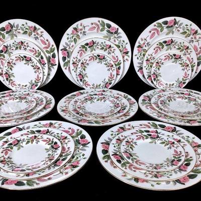 JETH966 Wedgewood Hathaway Rose Plates	Bone China, made in England in the Hathaway Rose pattern
