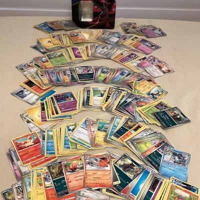 CCS155 Over 650 PokÃ©mon Trading Cards With Storage Tin