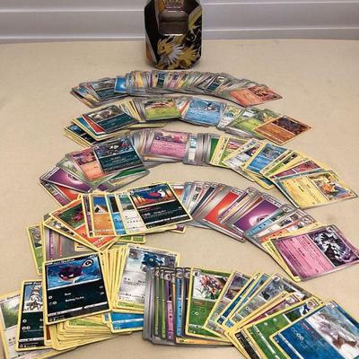 CCS154 Over 500 PokÃ©mon Trading Cards With Storage Tin