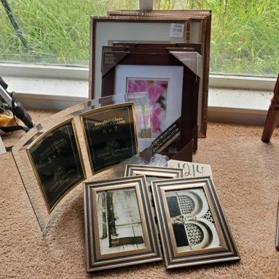 #12080 • Approx. 13 Picture Frames