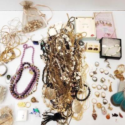 #825 • Costume Jewelry
