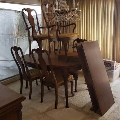 #2512 • Dinning Room Table Set