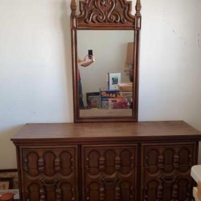 #13018 â€¢ Bedroom Furniture Set, 2 Night Stands, 2 Lamps, and Dresser
