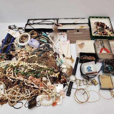 #820 • Costume Jewelry