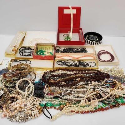 #822 • Costume Jewelry